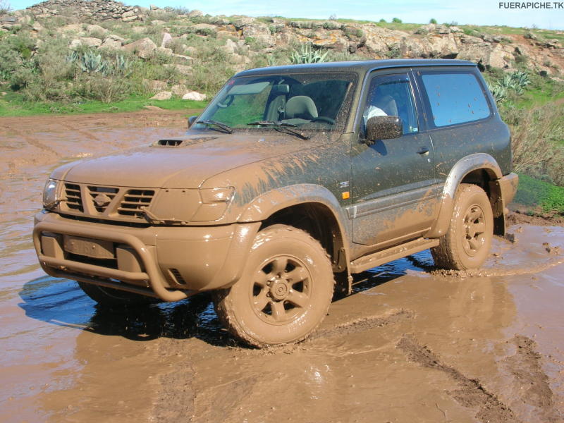 Nissan Patrol GR en el barro 4x4